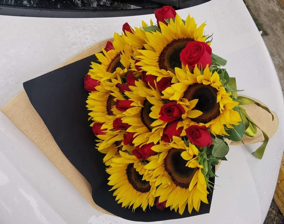 Alamos con rosas (10 Girasoles y 24 rosas) 10 Mayo